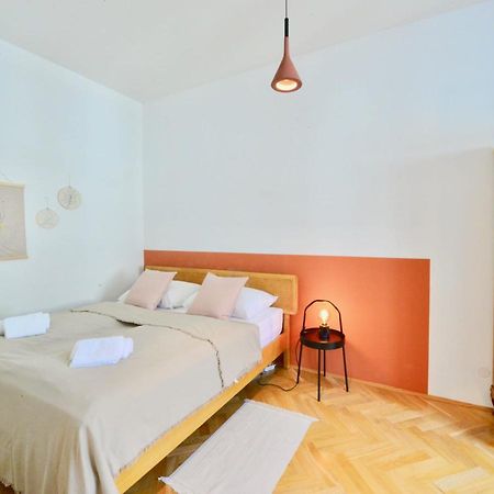 Beautiful Flat Next To Karlskirche Вена Экстерьер фото