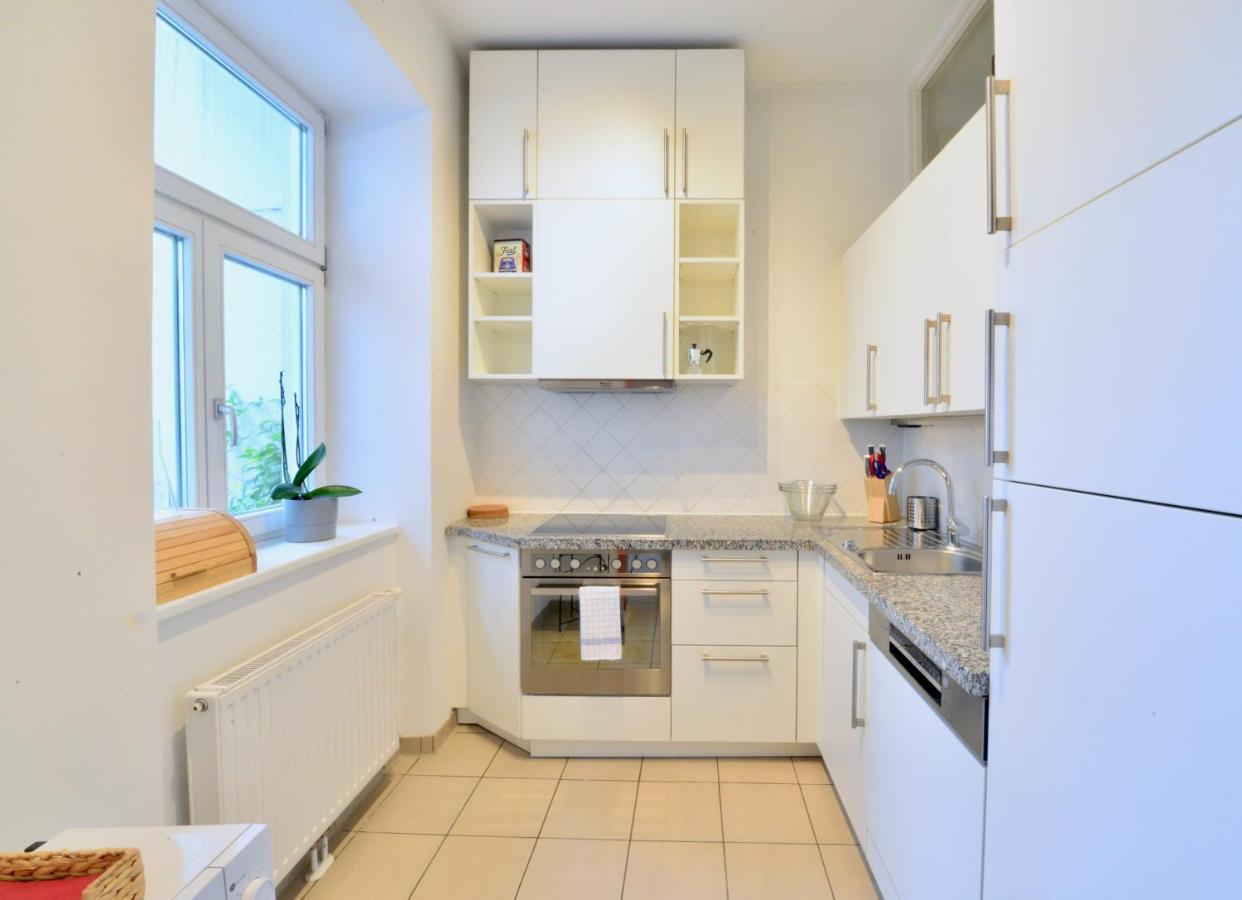 Beautiful Flat Next To Karlskirche Вена Экстерьер фото