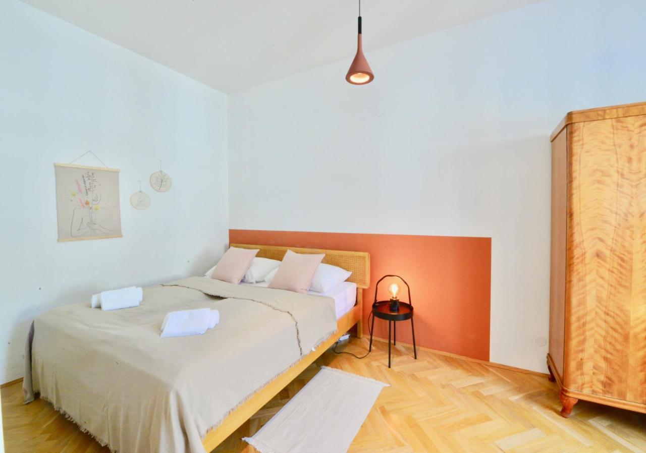 Beautiful Flat Next To Karlskirche Вена Экстерьер фото